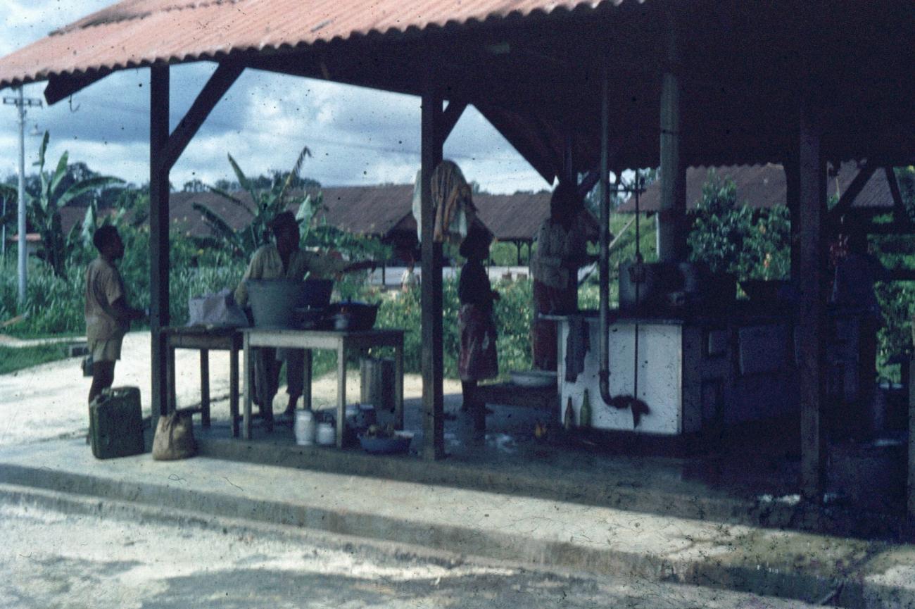 BD/66/190 - 
Gezamenlijke keuken overdekt met golfplaten
