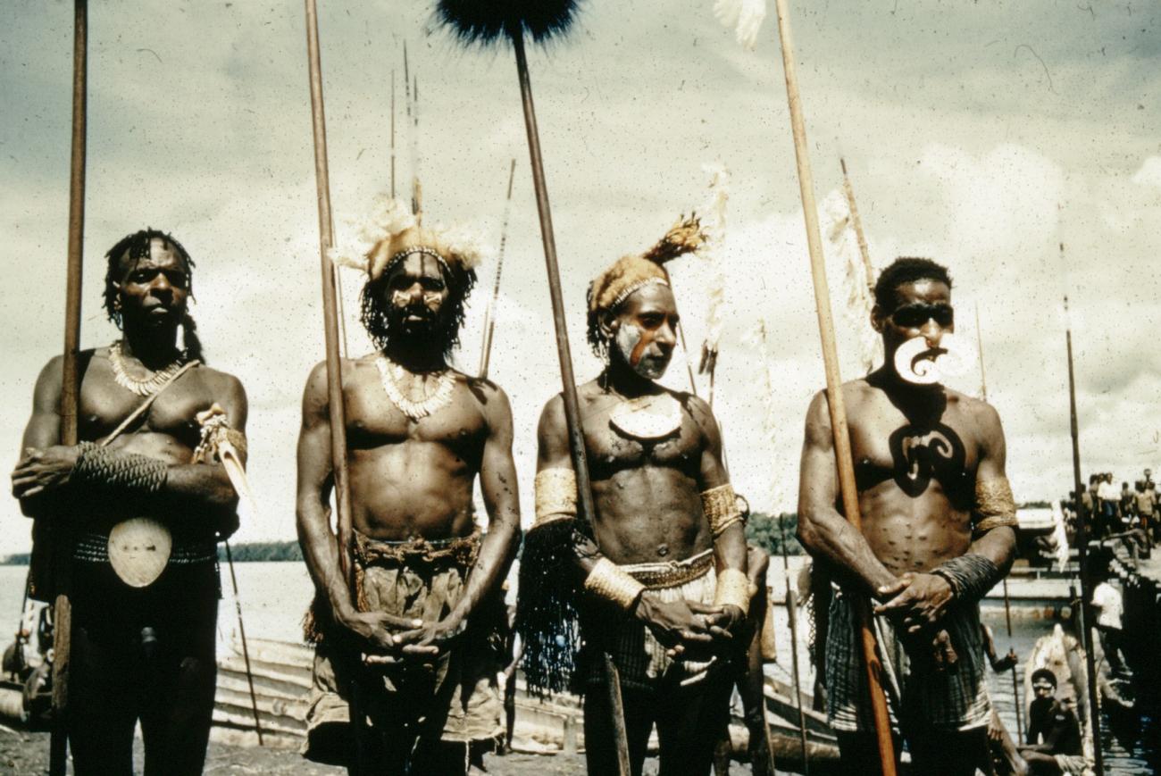 BD/66/196 - 
Asmatmannen met speren en peddels
