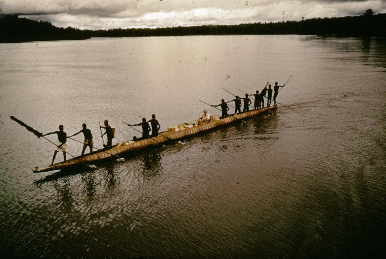 BD/66/203 -
Prauw op een rivier met Asmatters westerse man
