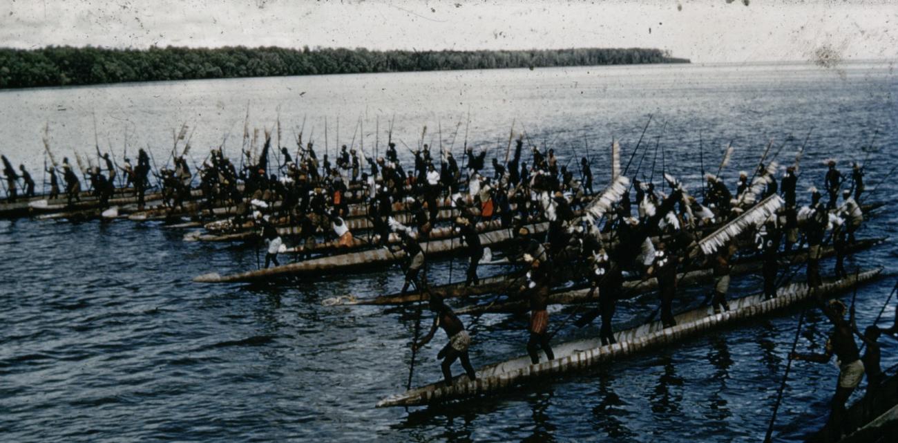 BD/66/217 - 
Asmatfeest, mannen in prauwen met speren
