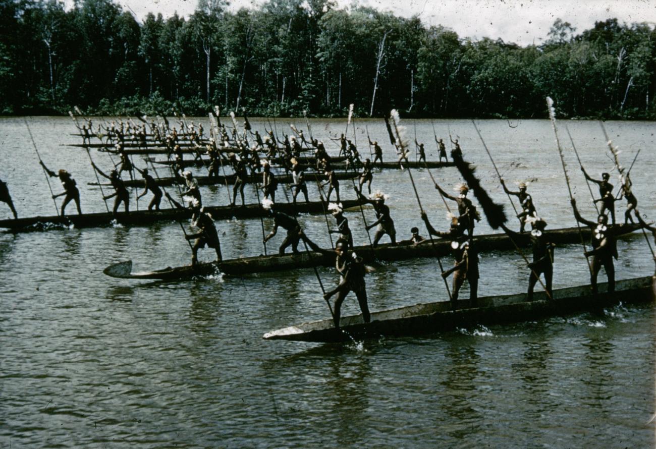 BD/66/218 - 
Asmatfeest op het water 
