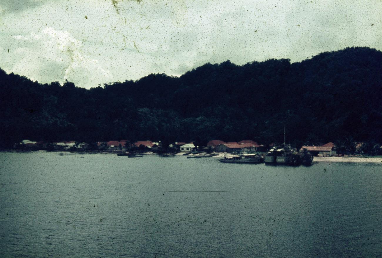 BD/66/227 - 
Dorp aan kust
