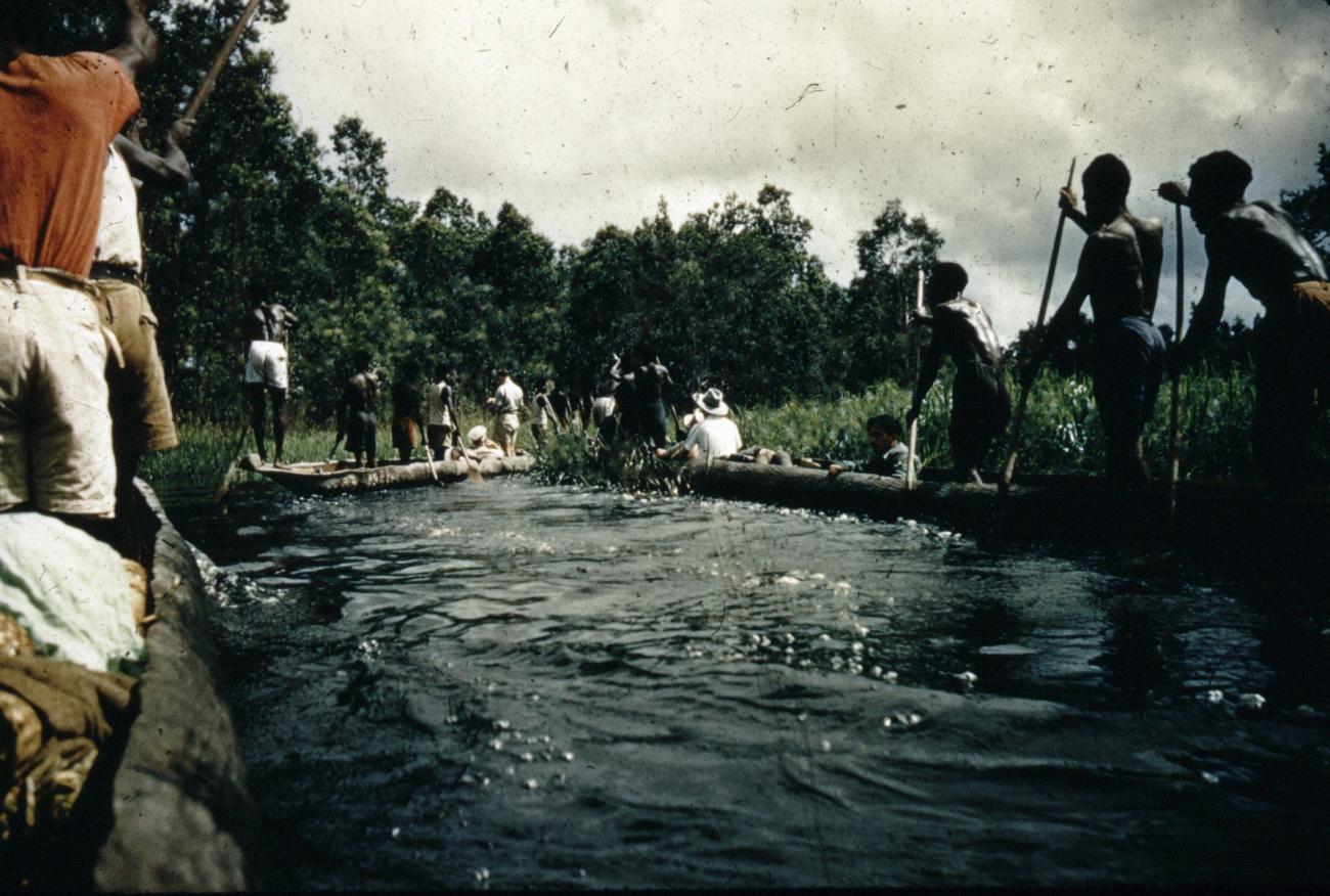BD/66/244 -
Nederlandse bestuurders varen mee in prauwen
