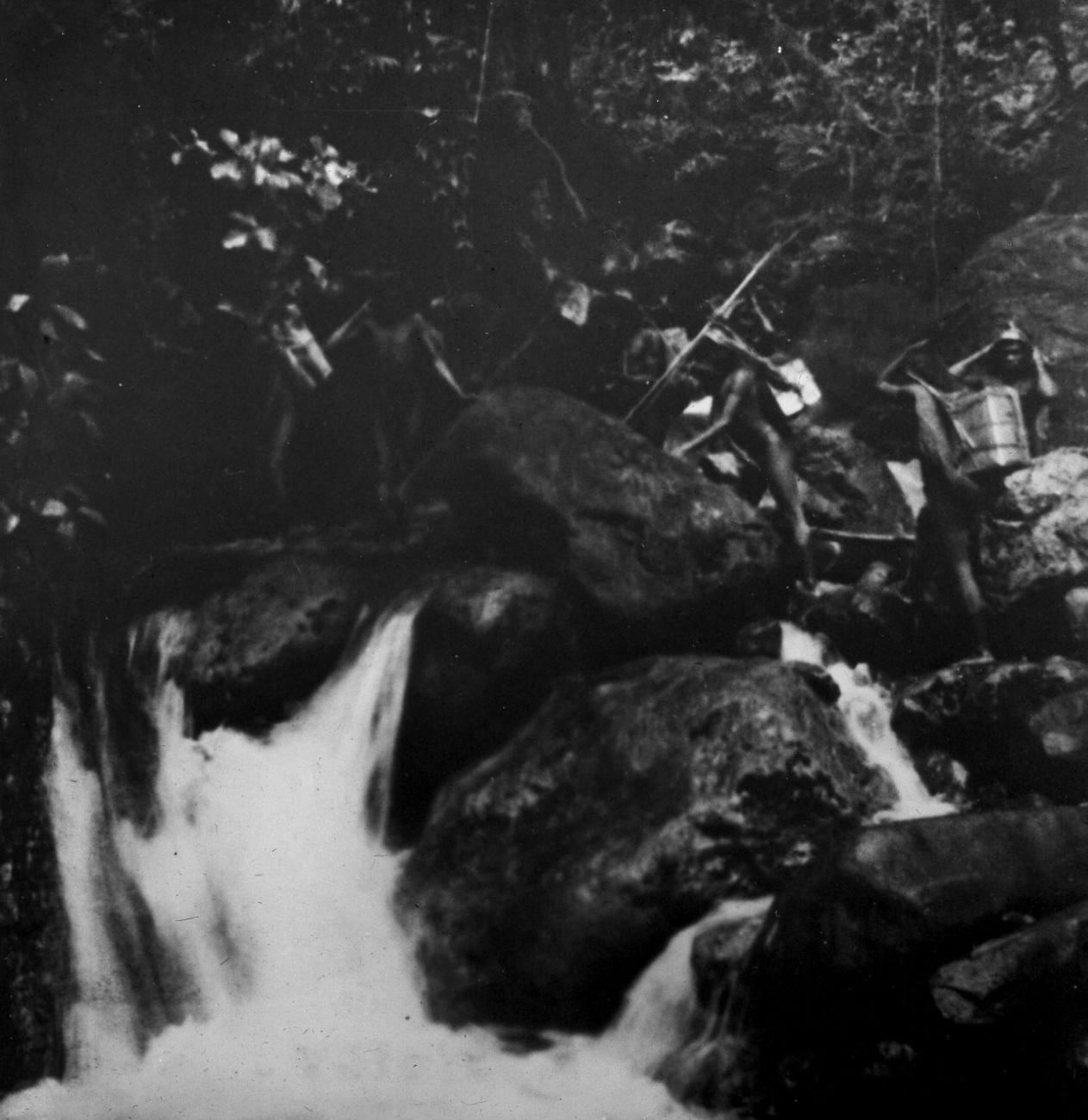 BD/66/256 - 
De oversteek van een waterval
