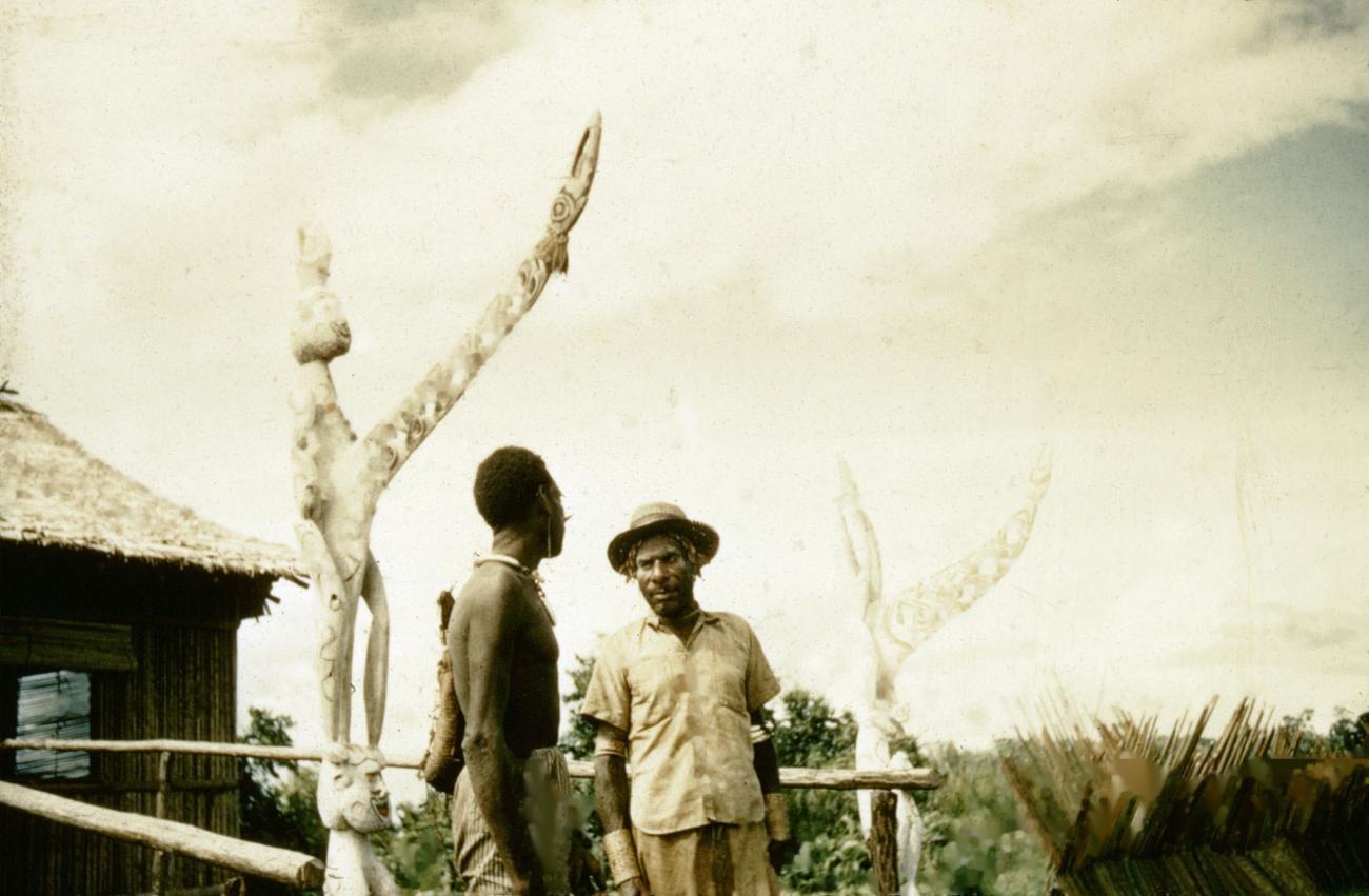 BD/66/25 -
Two men in a spirit pole, bisjpoles, the Asmat