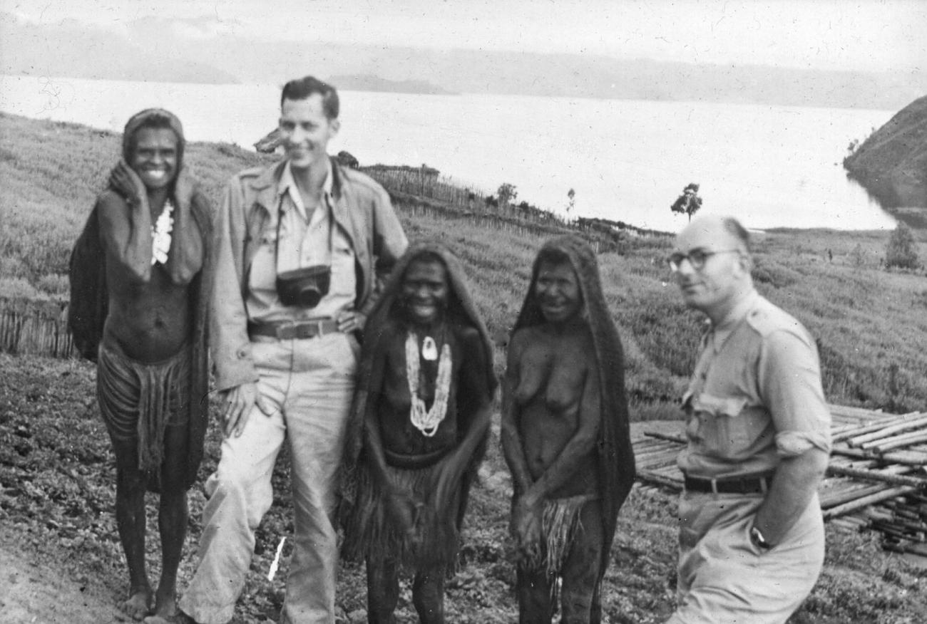 BD/66/266 -
Westerse mannen waaronder Anthony van Kampen samen met Ekarivrouwen