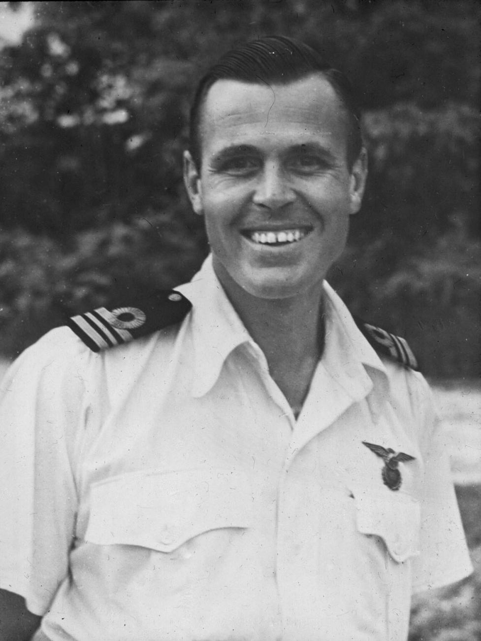 BD/66/268 - 
Portret westerse man in uniform
