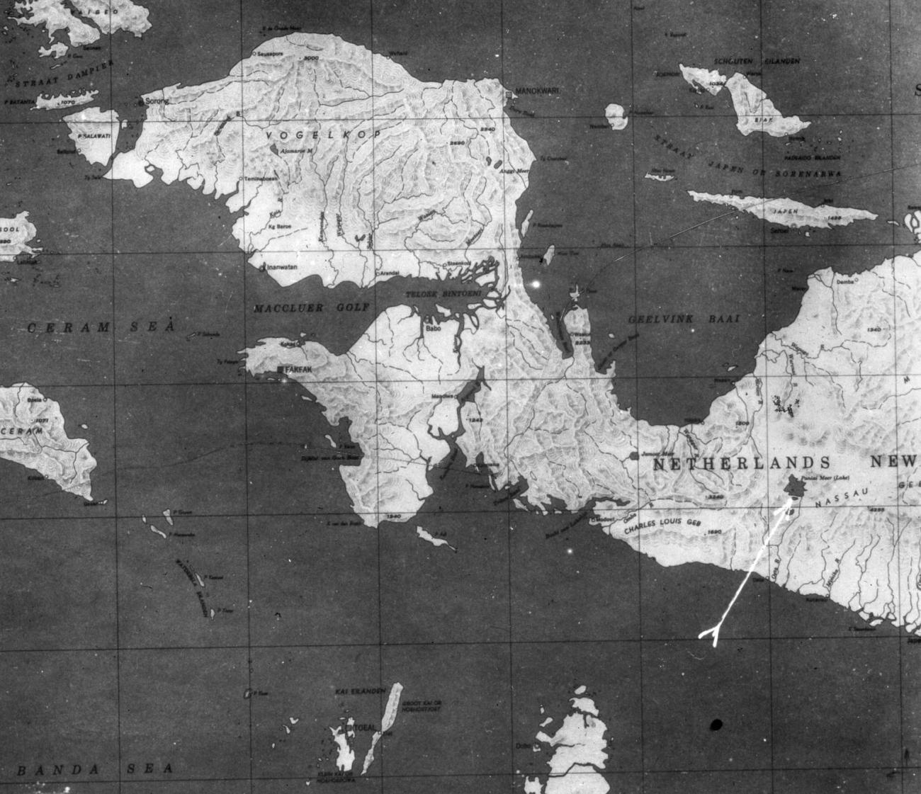 BD/66/273 - 
Kaart Nieuw Guinea met pijl naar Paniaimeer
