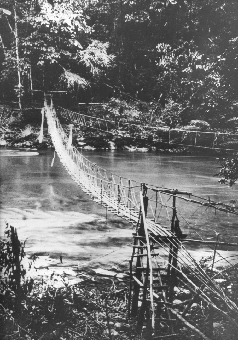 BD/66/283 -
Hangbruggen over Rouffaer-rivier, brekende door voorgebergte