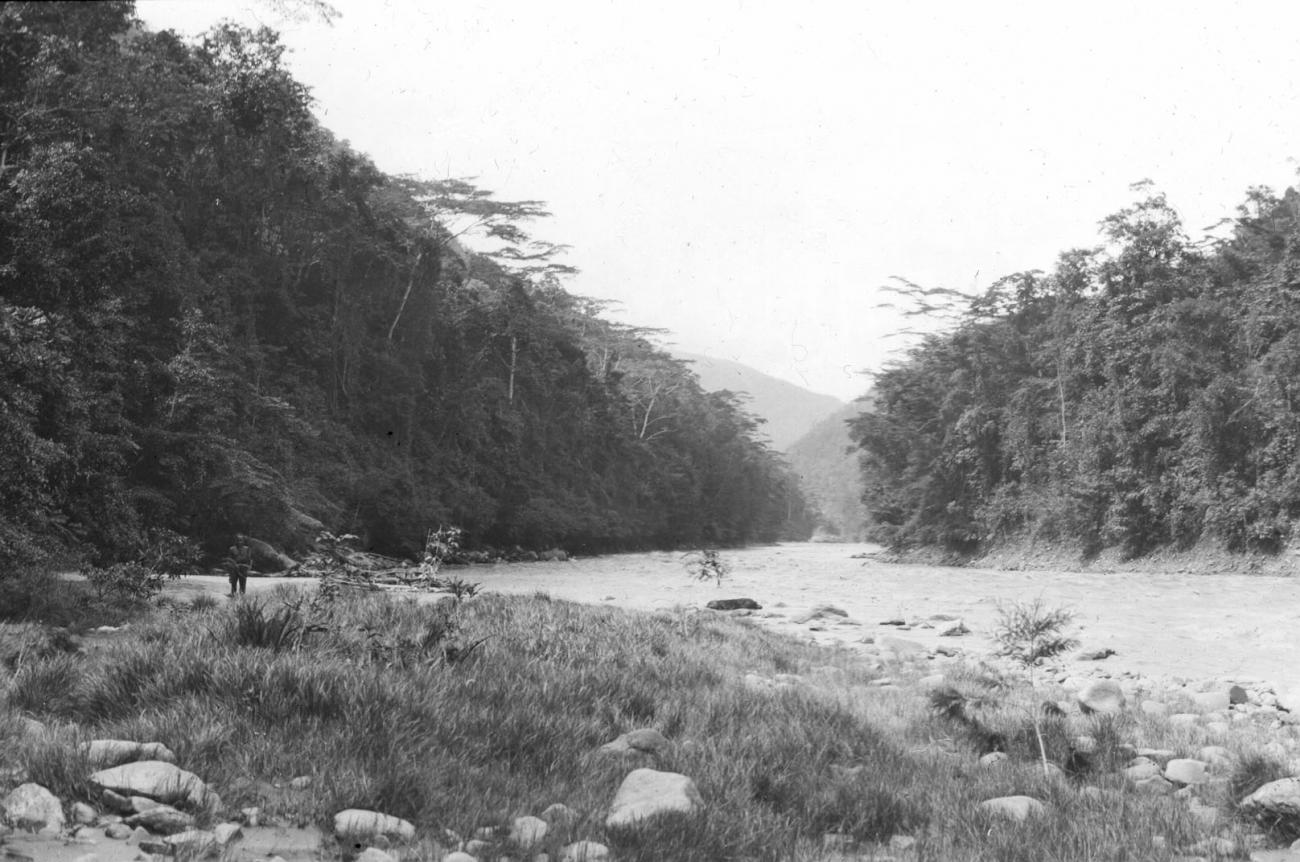 BD/66/285 - 
Rouffaerrivier, brekende door het voorgebergte
