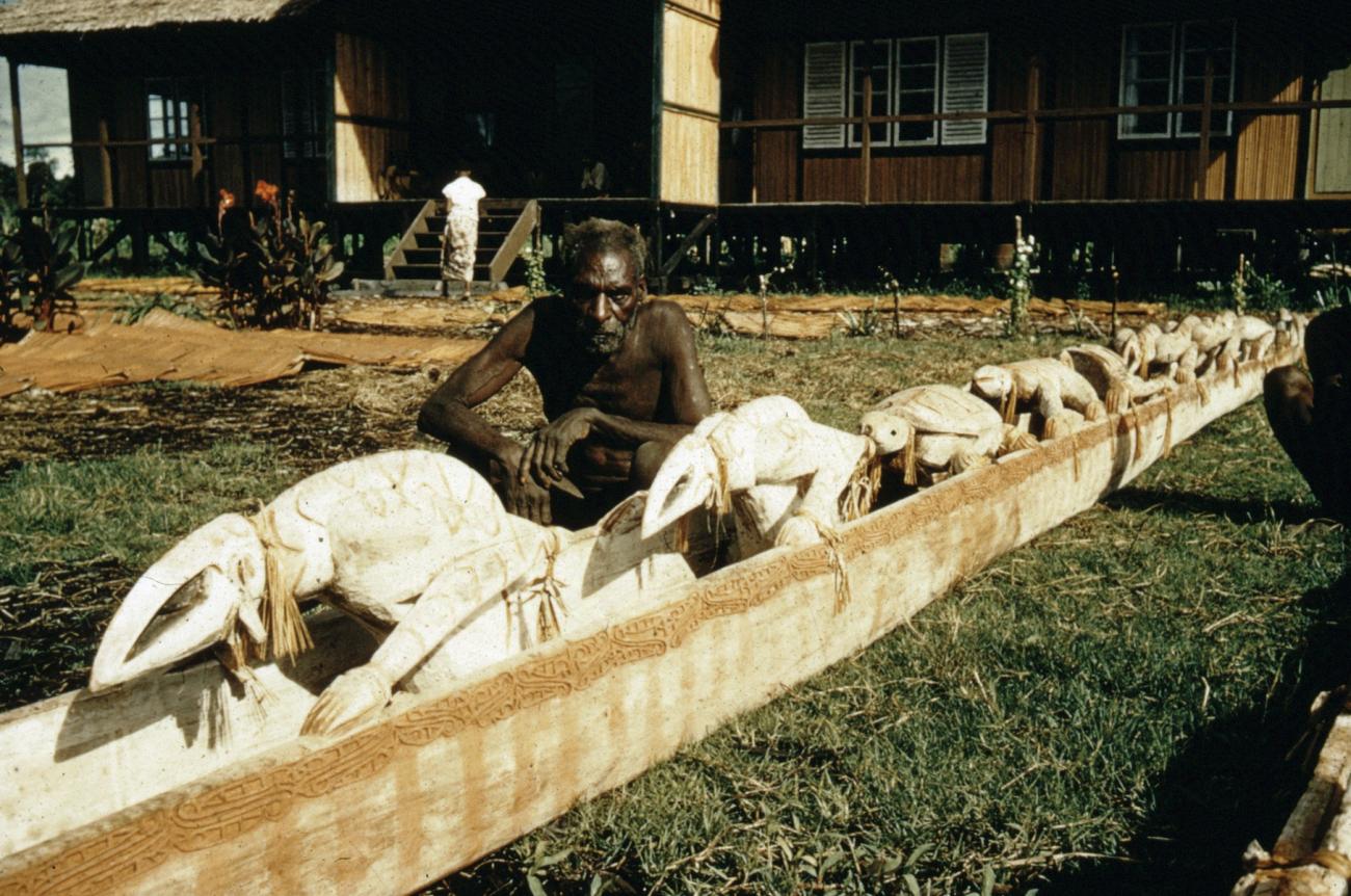 BD/66/28 -
Old Asmat people alongside a boat souls