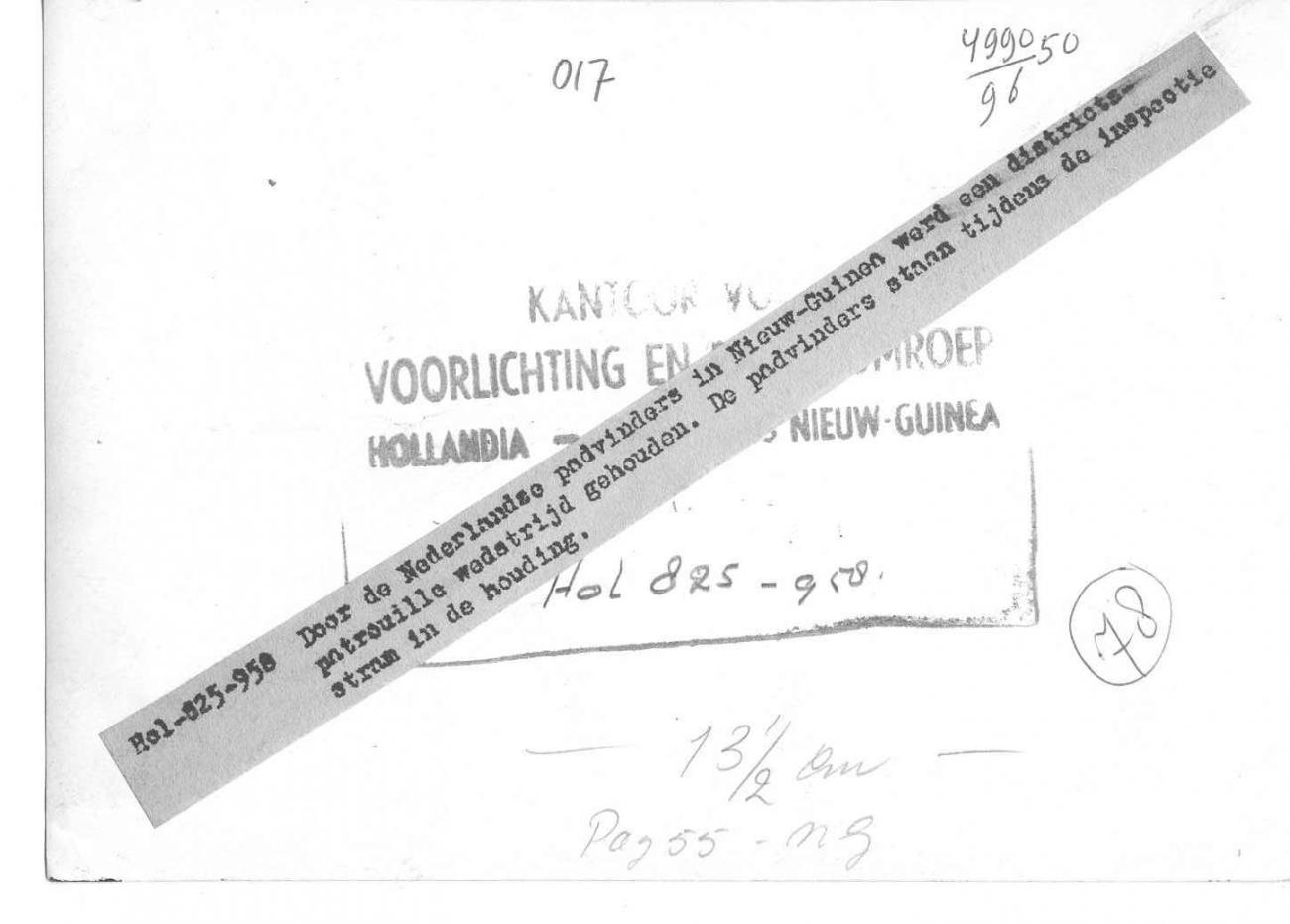 BD/66/322 - 
Padvinders staan in de houding tijdens indpectie
