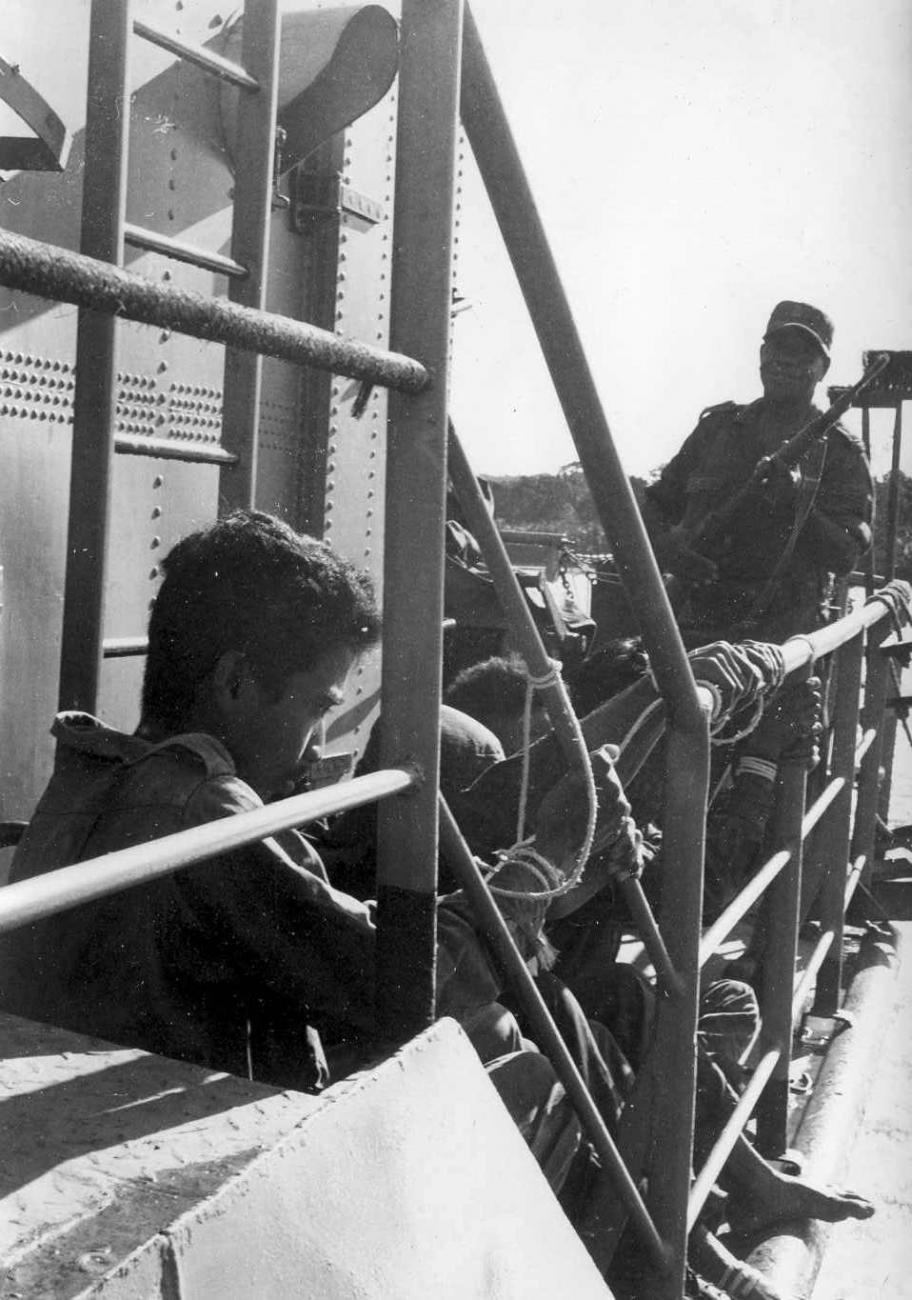 BD/66/324 -
Gevangenen worden bewaakt op dek van een schip