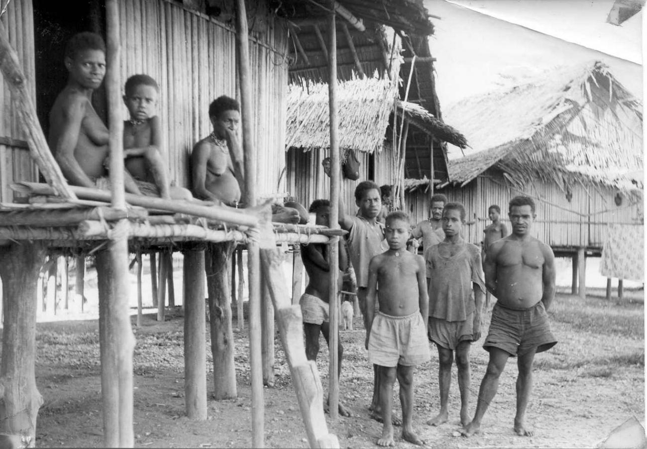 BD/66/325 -
Bewoners van dorp in Zuid Nieuw Guinea
