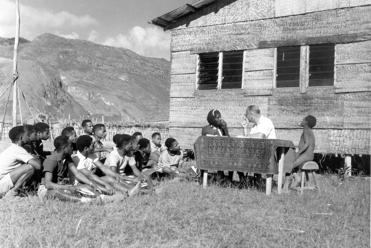 BD/66/352 - 
Een les in de Baliemtaal op een zendingspost te Tiom
