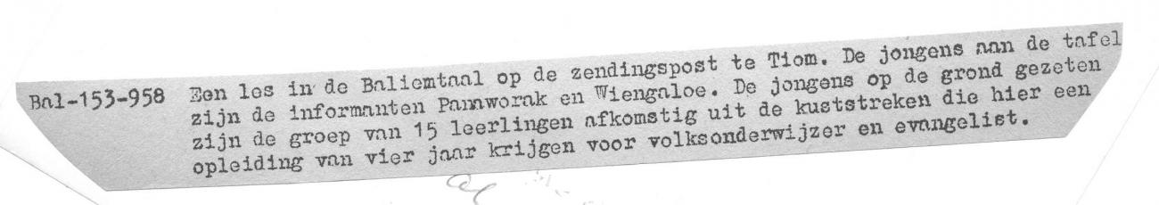 BD/66/352 -
Een les in de Baliemtaal op een zendingspost te Tiom