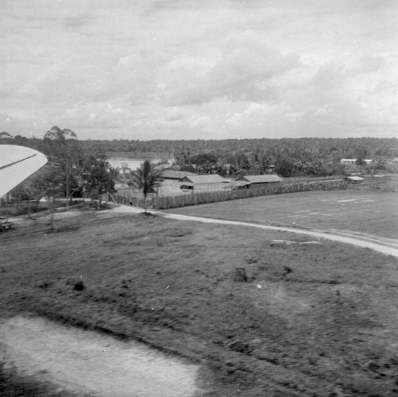 BD/66/390 -
Uitzicht vanuit landend vliegtuig