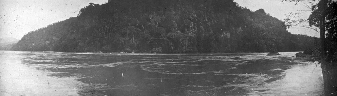 BD/66/435 -
Zicht op de Mamberamorivier ter hoogte van de Edi-stroomversnellingen tijdens de expeditie van 1921/1922