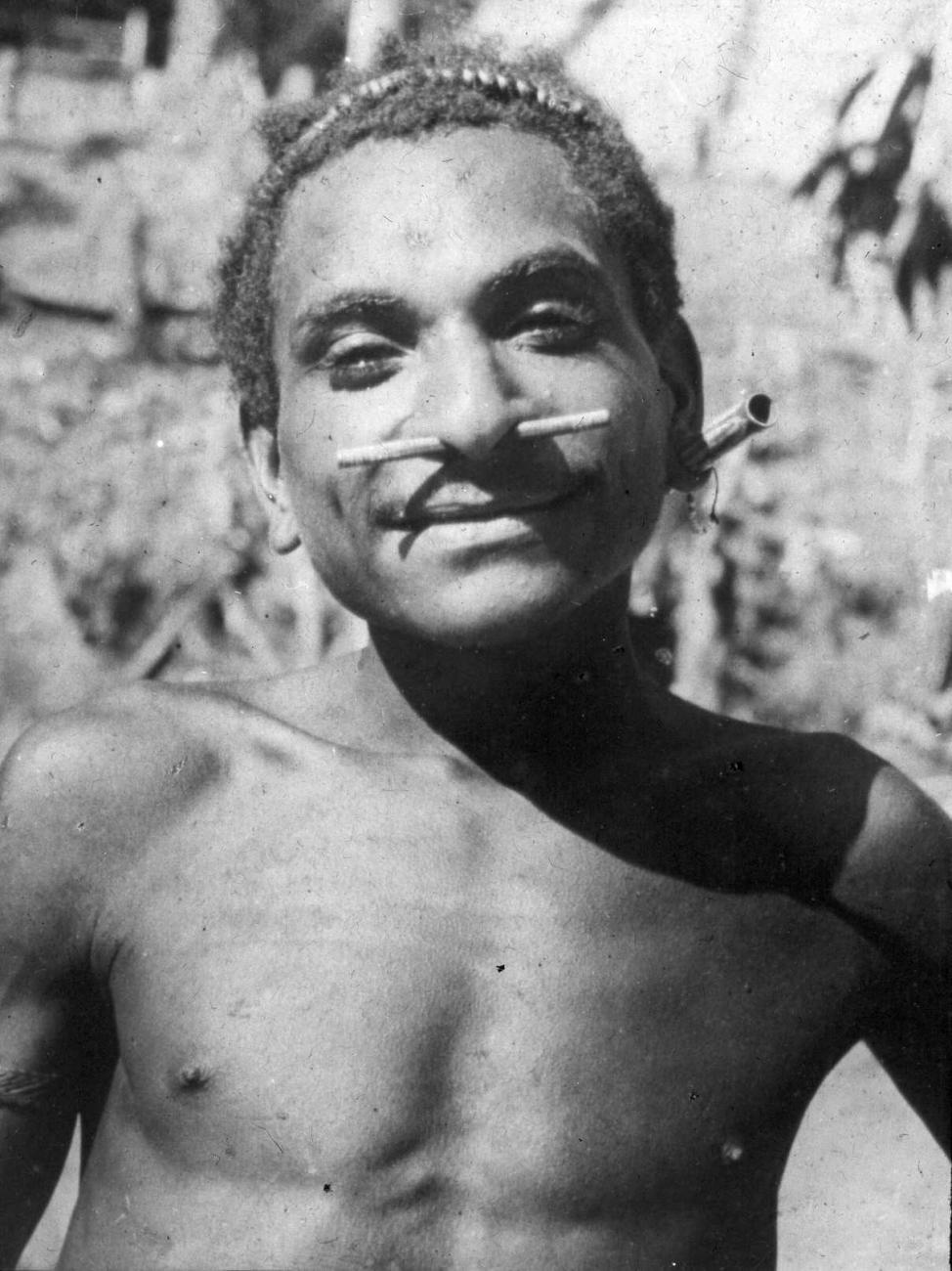 BD/66/452 -
Portret van een Papoea-man uit het Mamberamo-gebied, met neus- en oorsieraden van bamboe