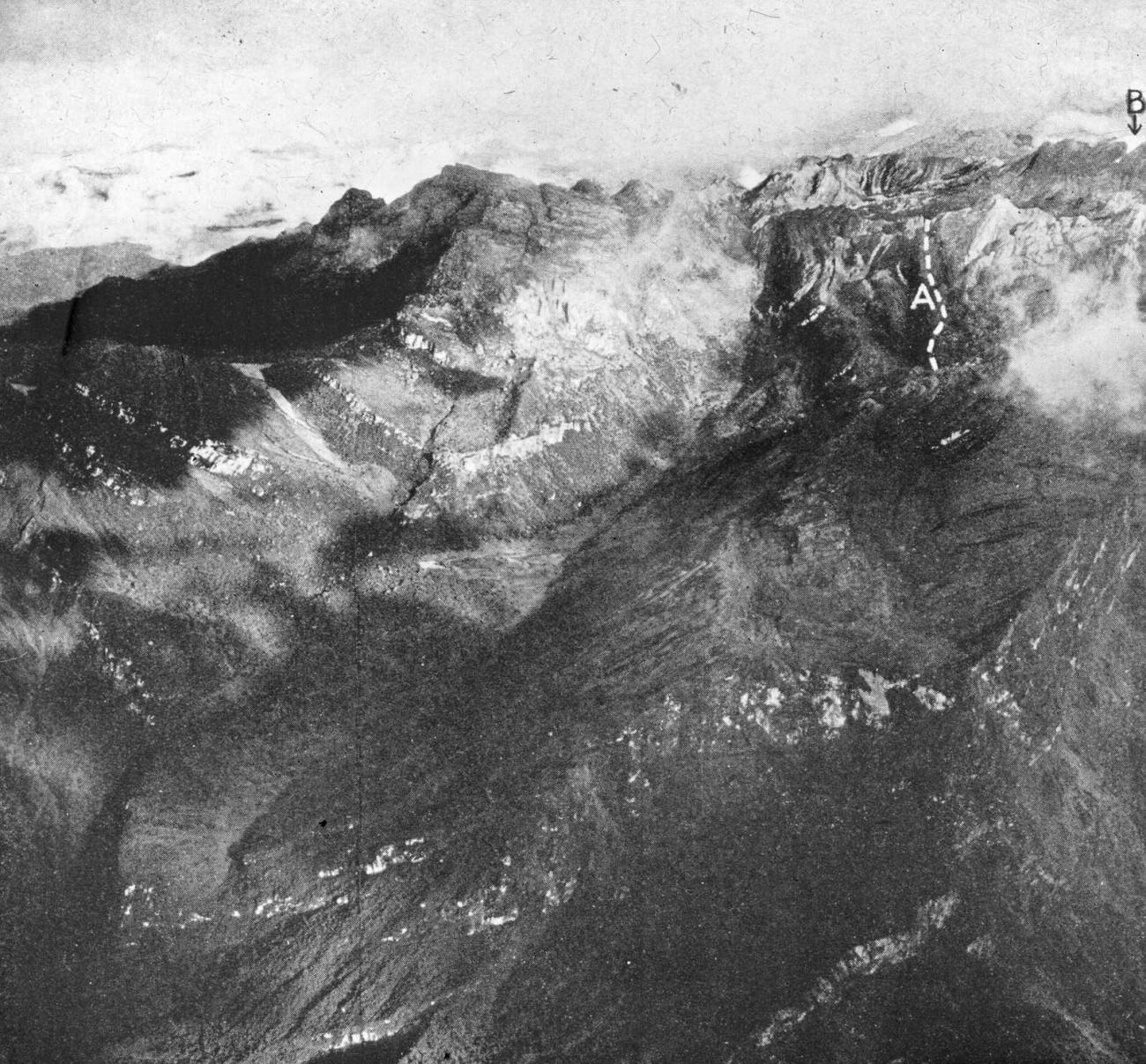 BD/66/458 -
Luchtopname van een berglandschap met erop ingetekend de route naar een van de toppen
