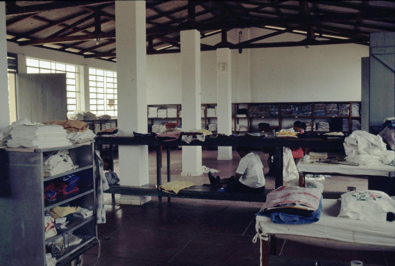 BD/66/5 - 
Women in dry cleaning
