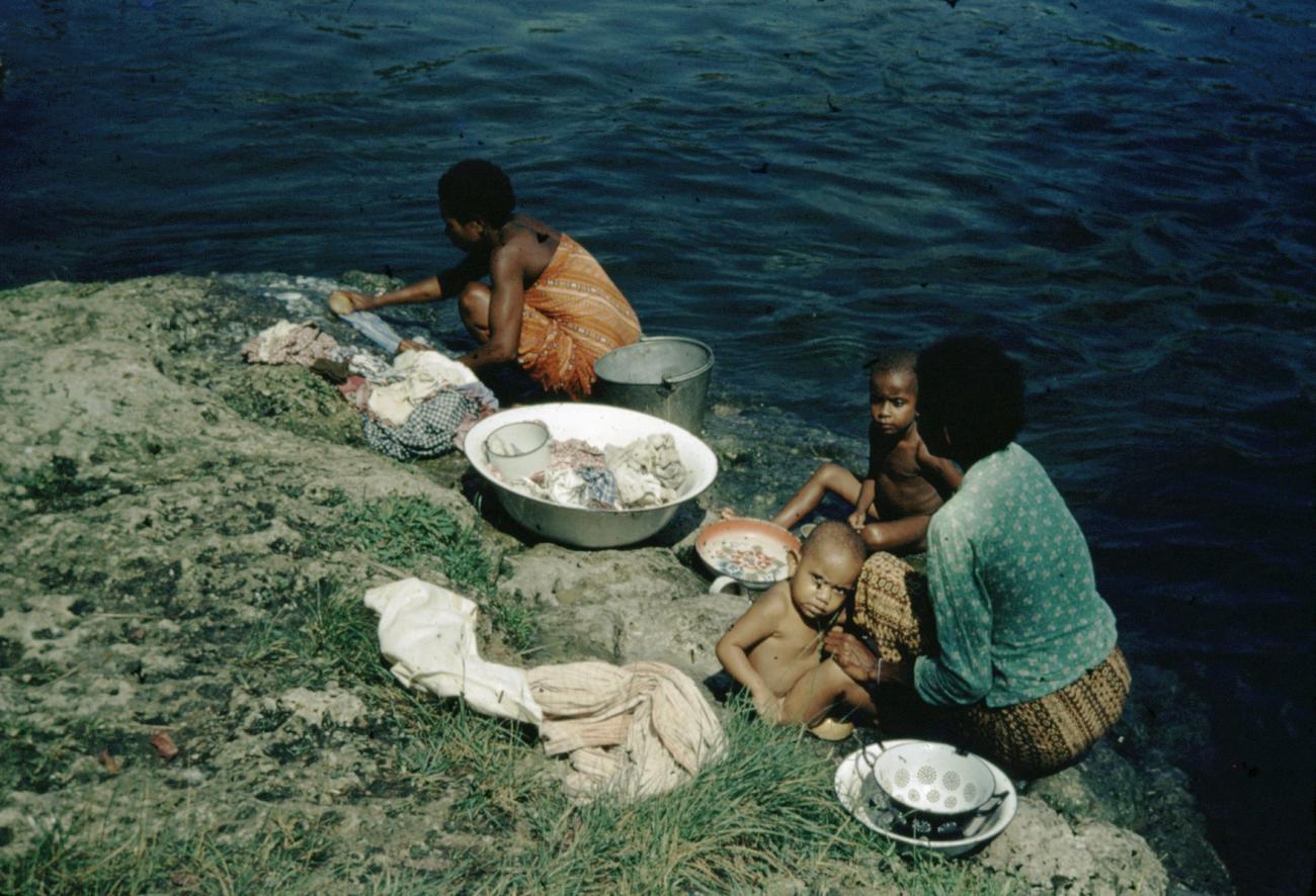BD/66/77 -
Vrouwen aan het water bezig met de was