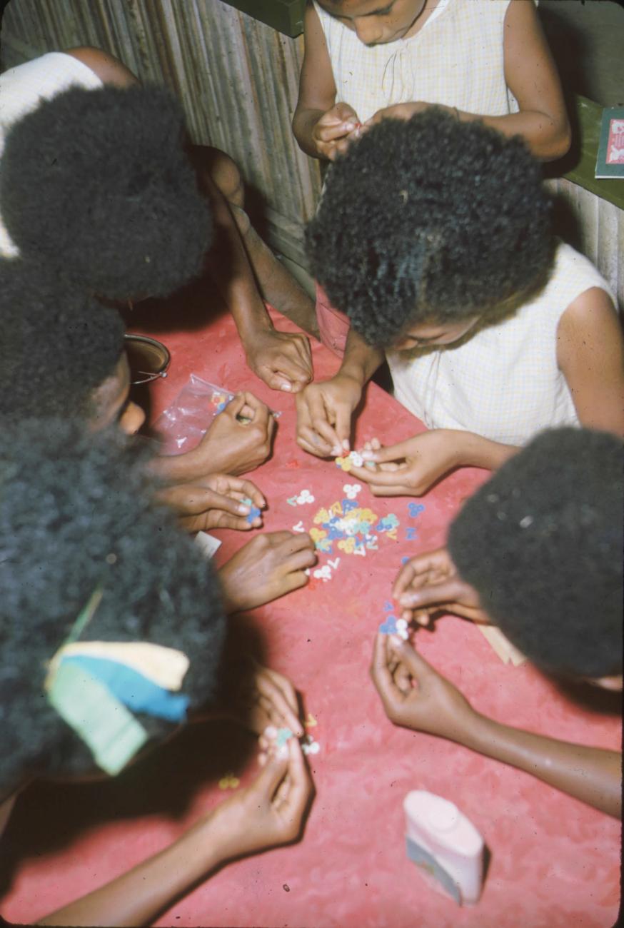 BD/171/105 -
Kinderfestiviteit, meisjes doen spelletjes.