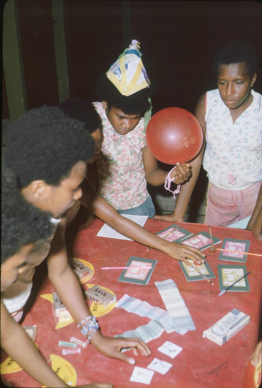 BD/171/110 -
Kinderfestiviteit, meisjes doen spelletjes.