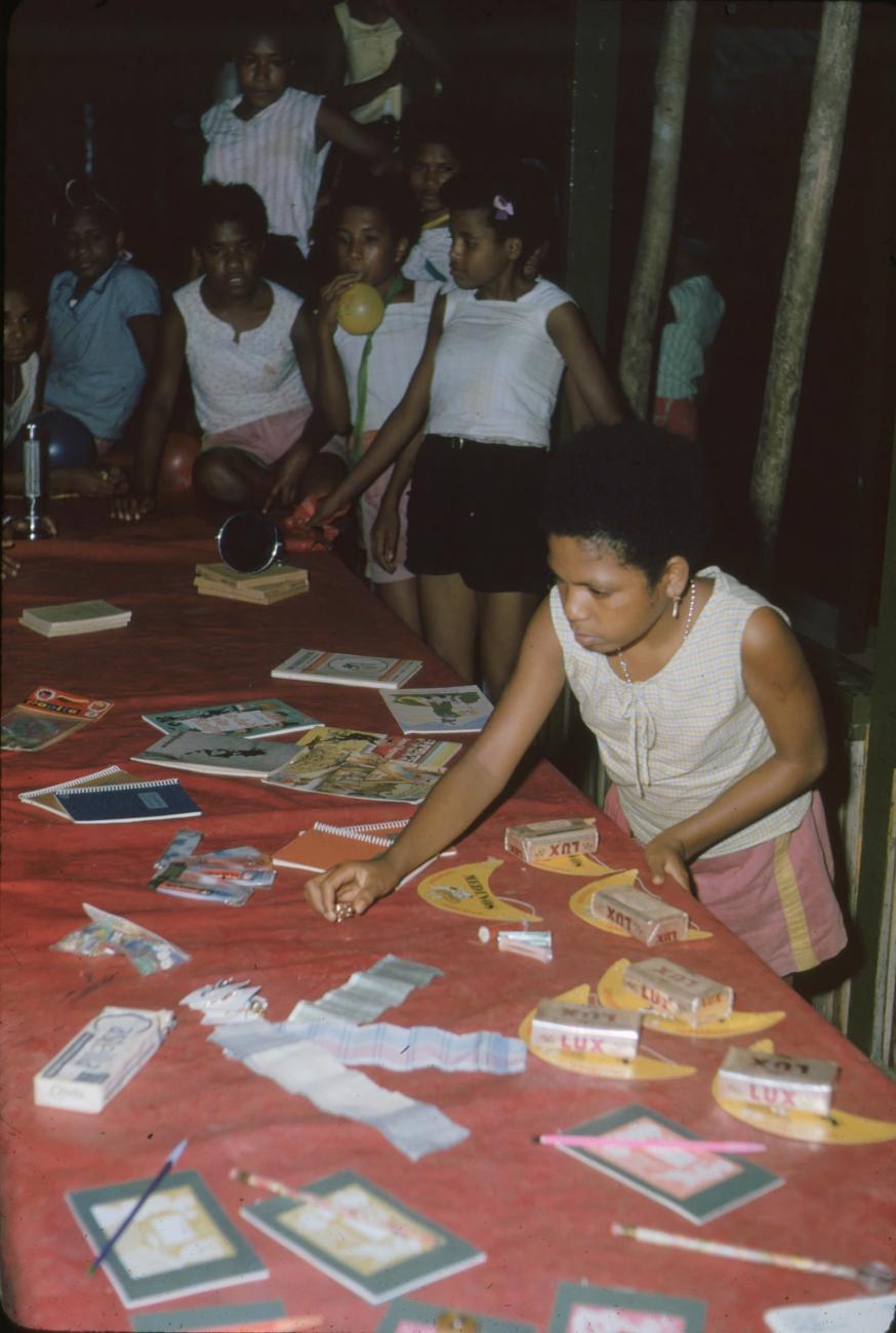 BD/171/112 -
Kinderfestiviteit, meisjes doen spelletjes.