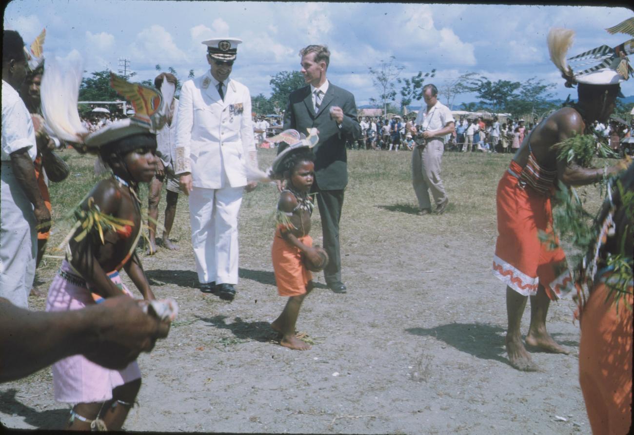 BD/171/120 -
Festiviteit, papoea's in traditionele kleding.