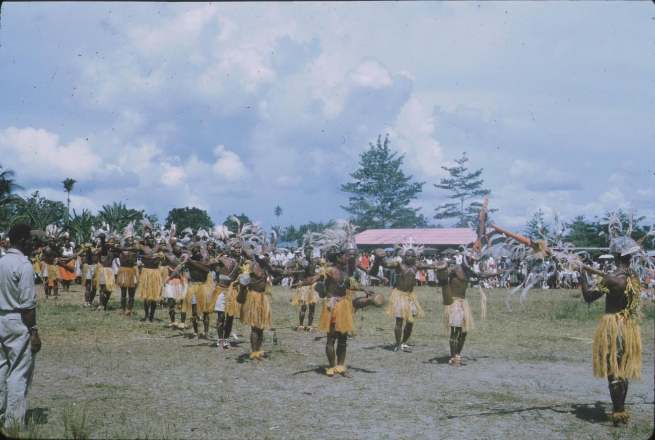 BD/171/121 -
Festiviteit, papoea's in traditionele kleding.