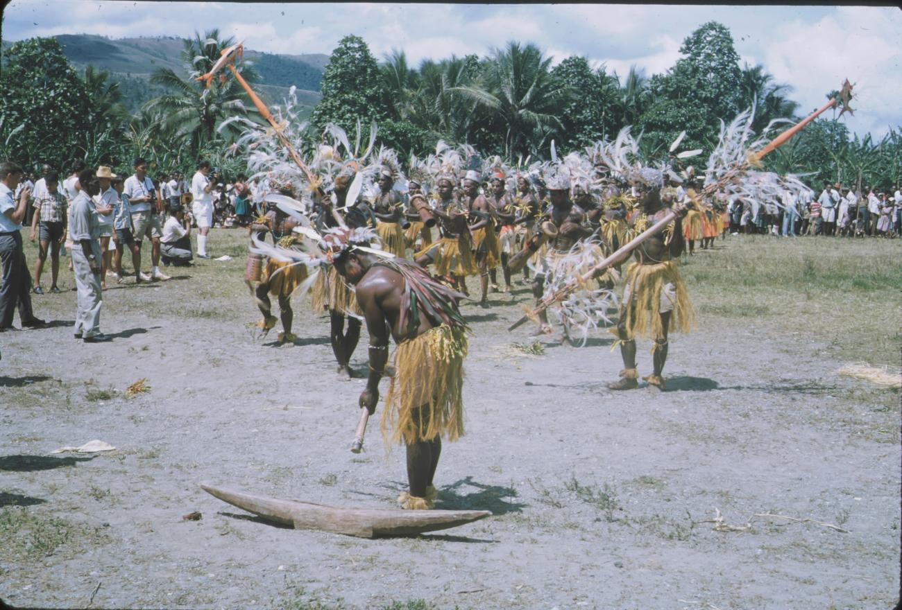BD/171/122 -
Festiviteit, papoea's in traditionele kleding.