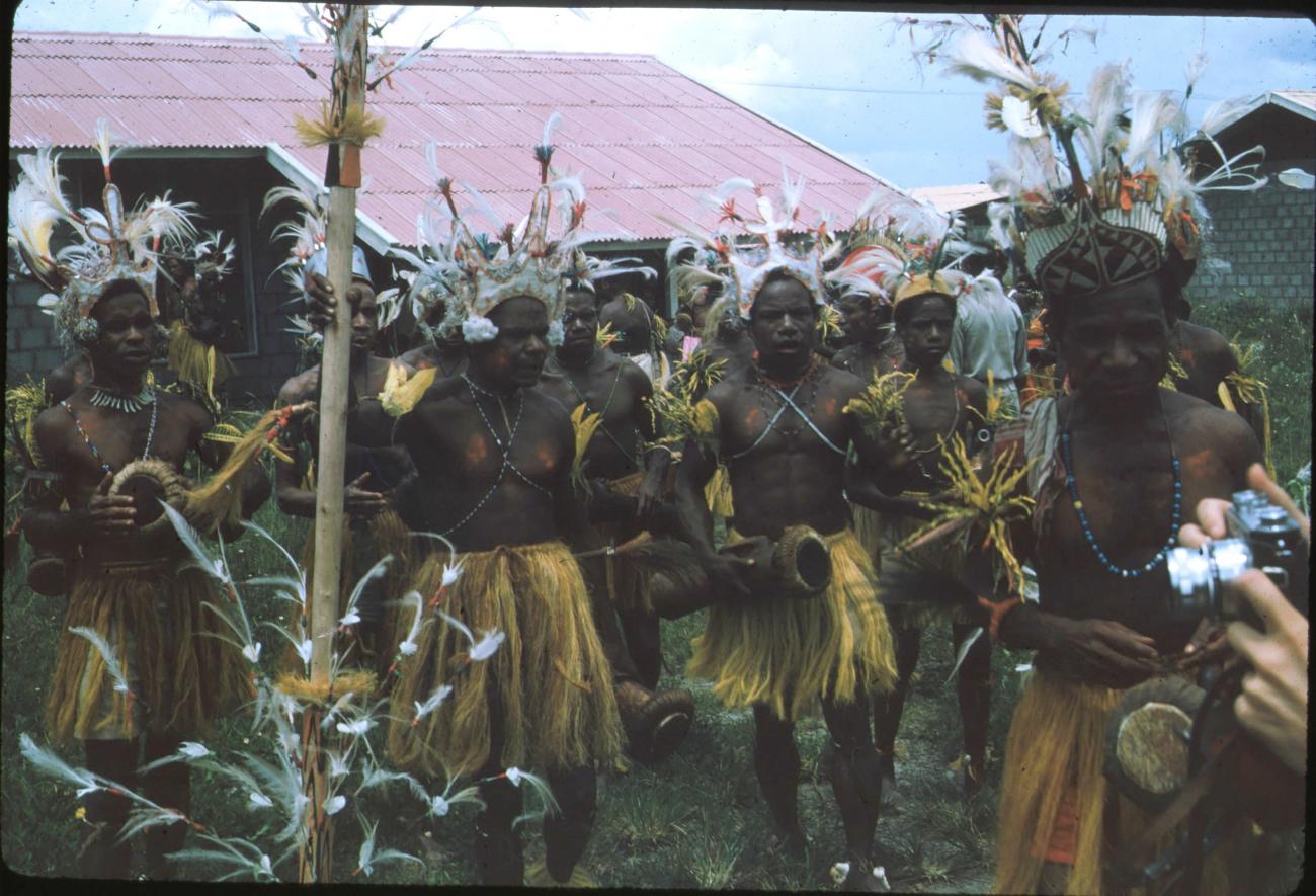 BD/171/127 -
Festiviteit, papoea's in traditionele kleding.
