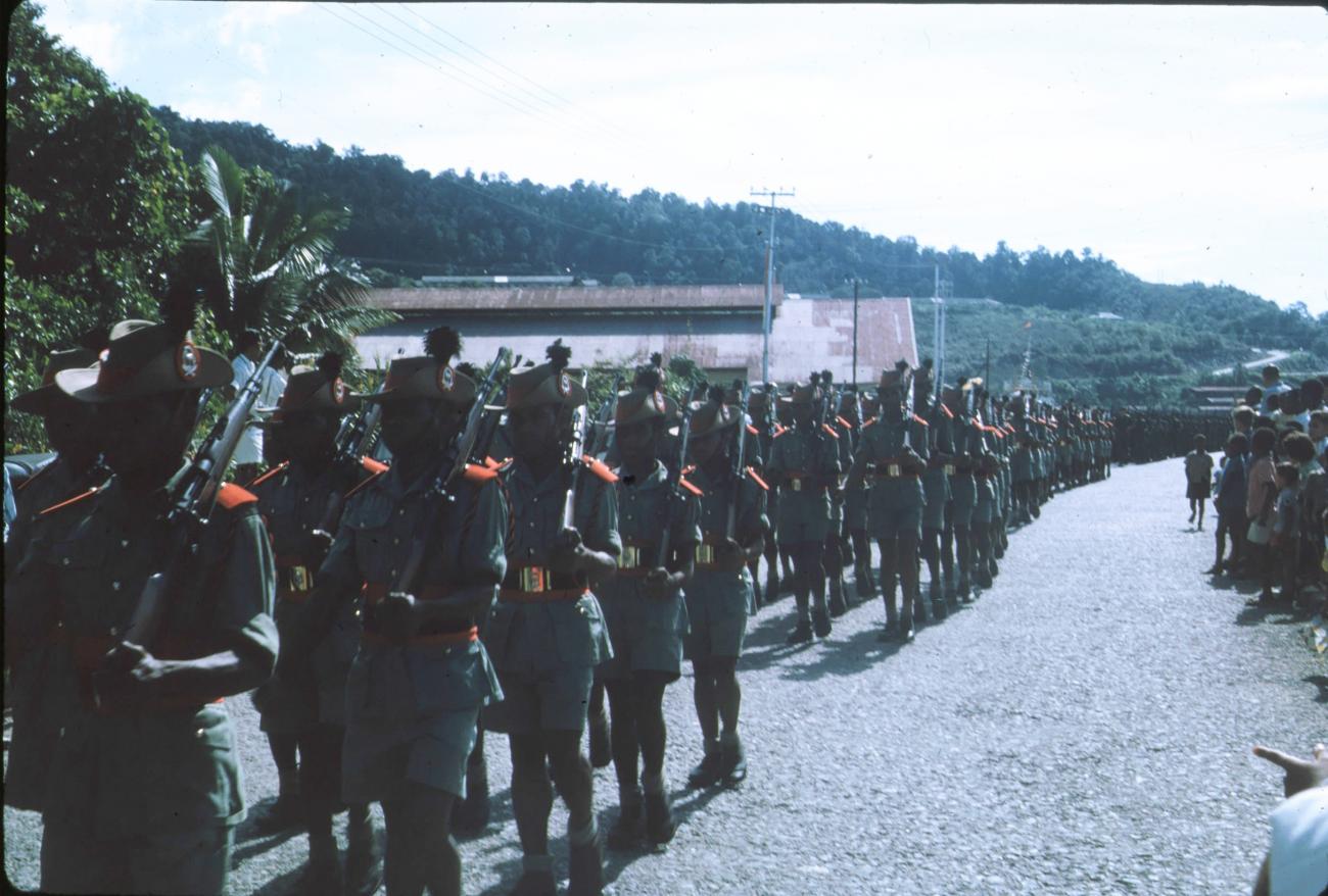 BD/171/128 -
Papoea vrijwilligers korps marcherend op Koninginnendag.