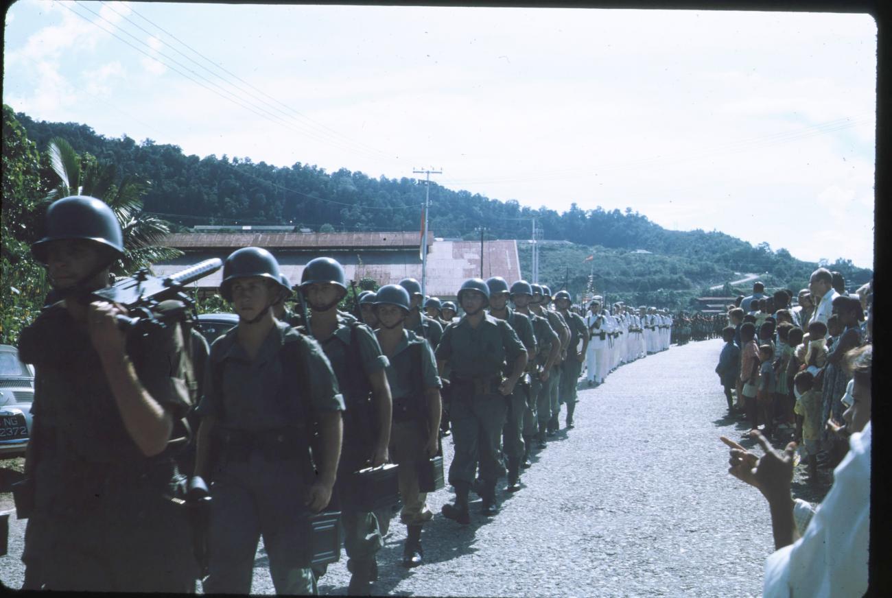 BD/171/130 -
Landmacht tijdens de parade op Koninginnendag.