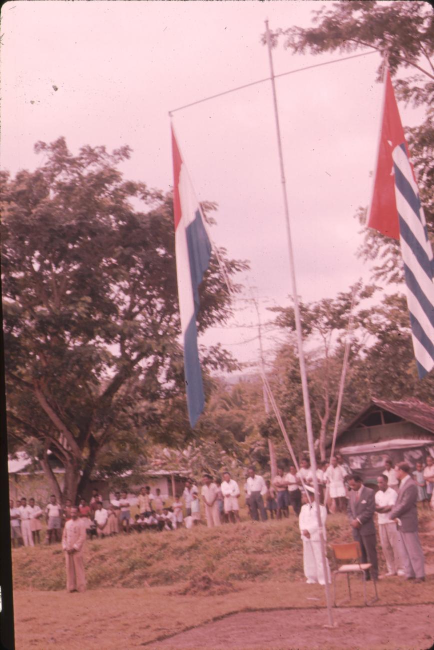 BD/171/14 -
Festiviteit, plechtigheid, vlaggenmast met o.m. Nederlandse vlag.