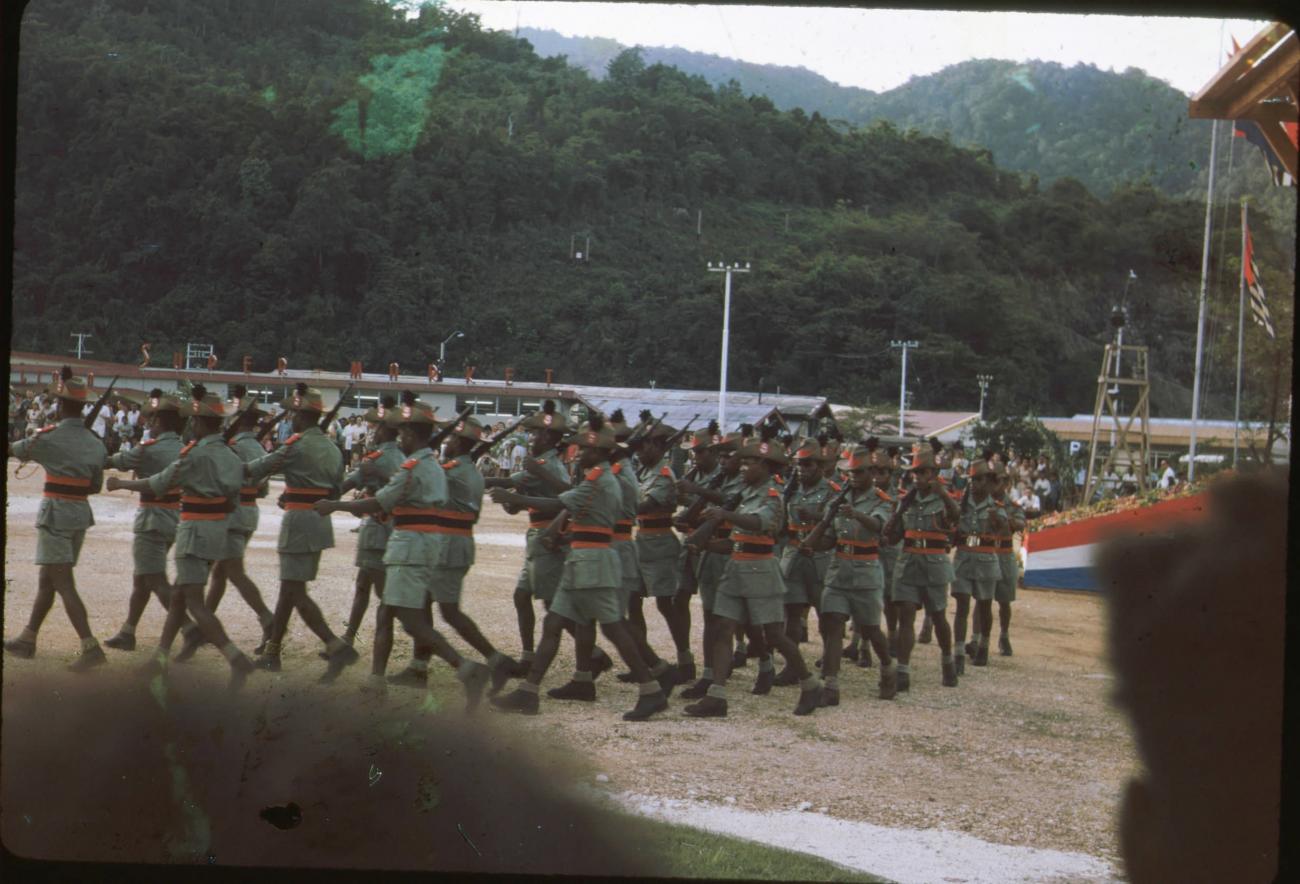 BD/171/150 -
Papoea vrijwilligers korps marcherend op Koninginnendag.