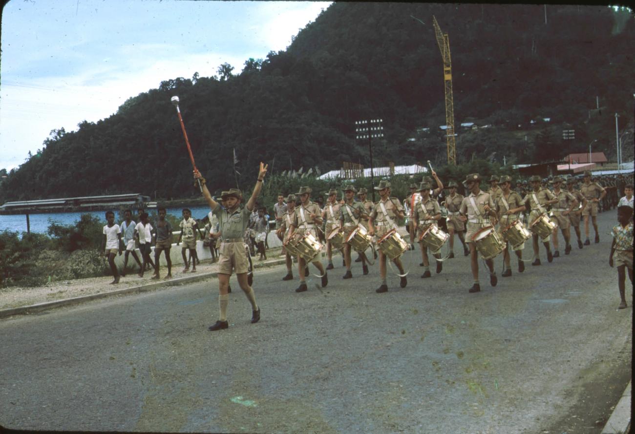 BD/171/154 -
Koninginnendag, militairen marcheren met trommels.
