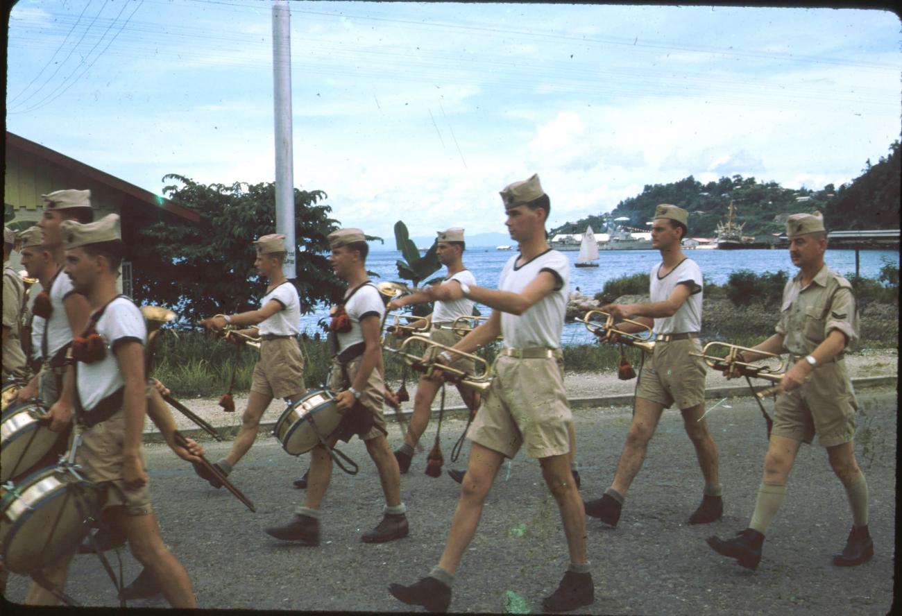 BD/171/155 -
Koninginnendag, militairen marcheren met trommels en trompetten.