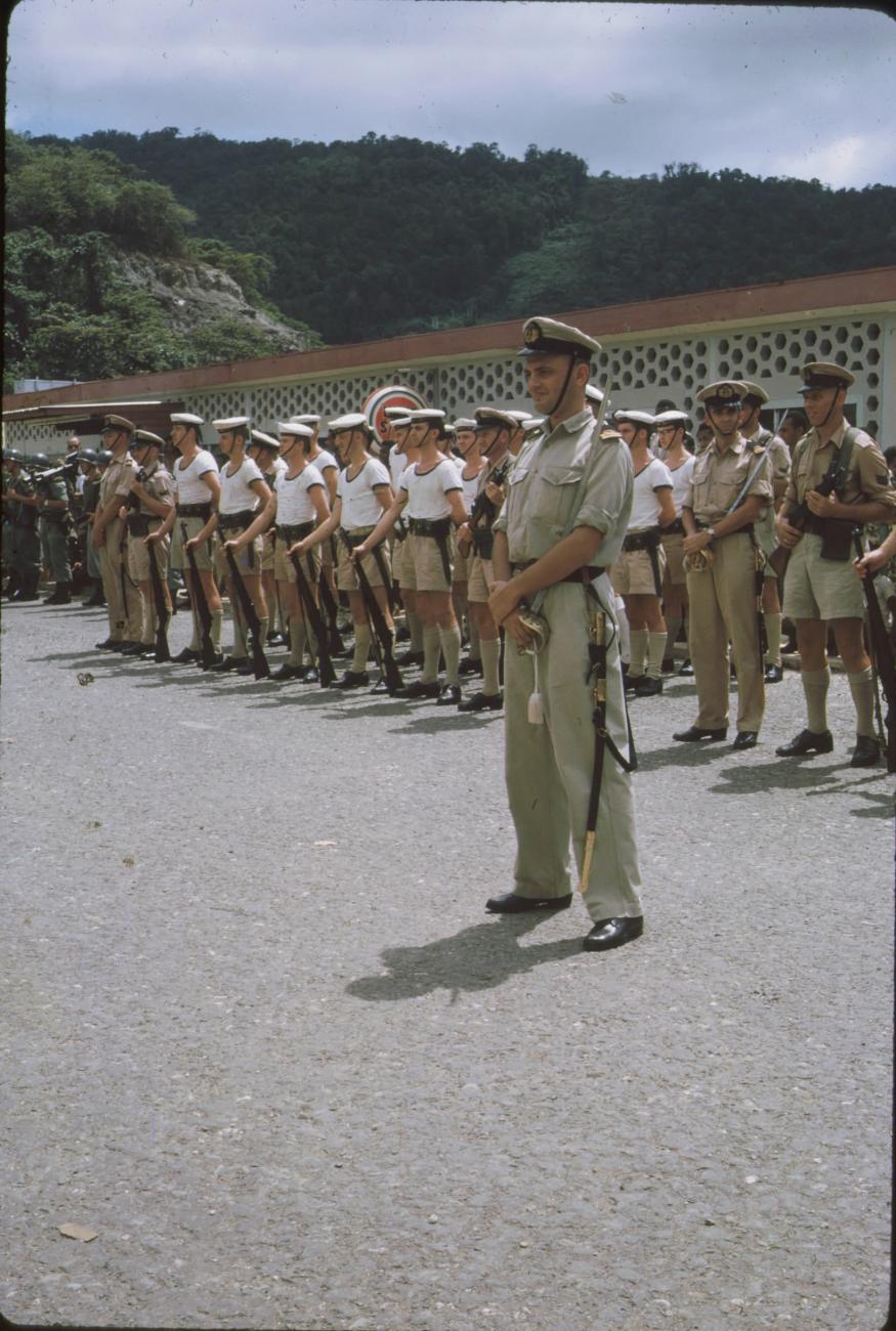 BD/171/157 -
Koninginnendag, mariniers in de houding.