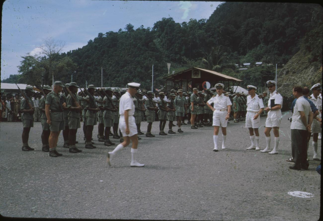 BD/171/158 -
Koninginnendag, papoea vrijwilligers korps in de houding.