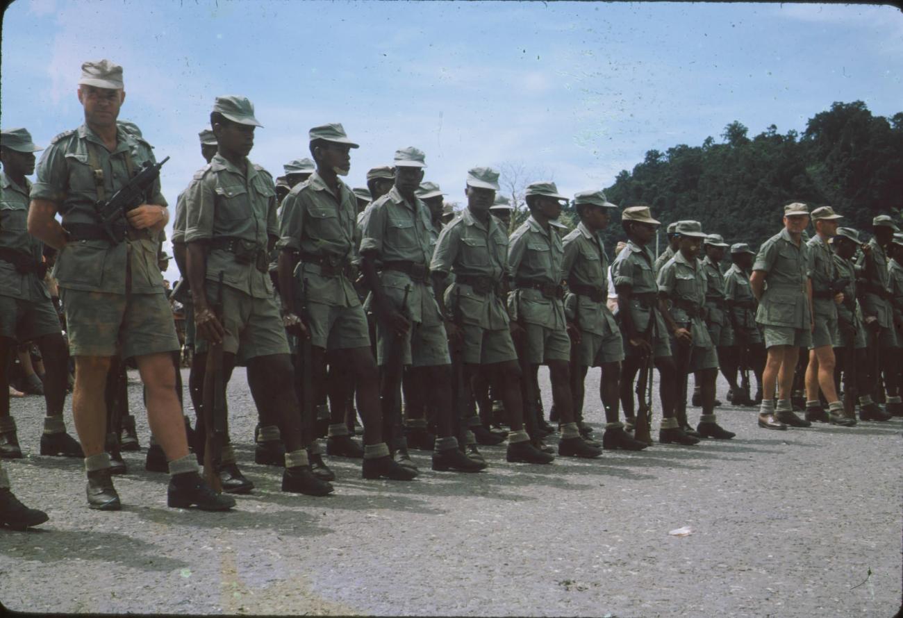 BD/171/159 -
Koninginnendag, papoea vrijwilligers korps in de houding.