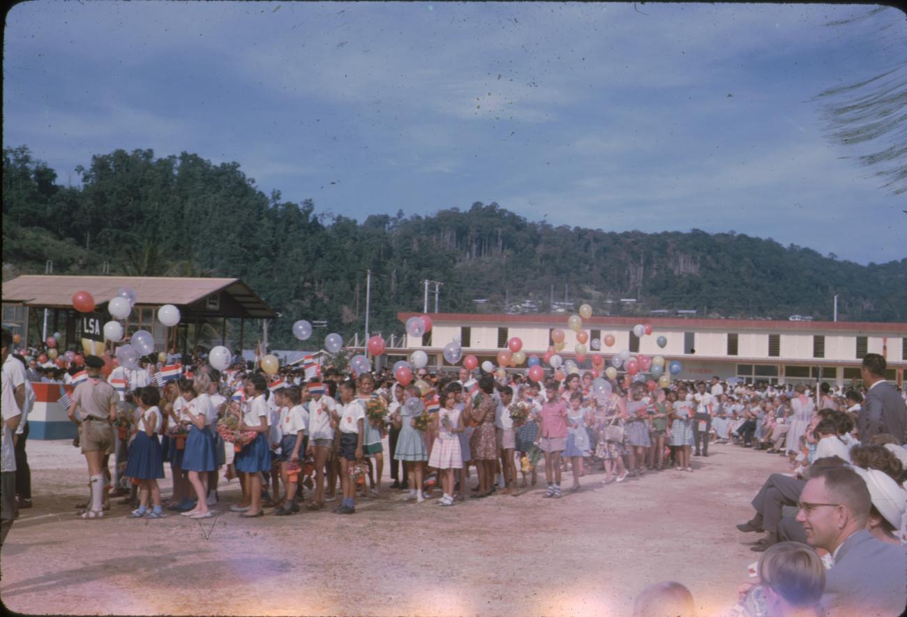 BD/171/165 -
Koninginnendag, optocht kinderen met ballonnen.
