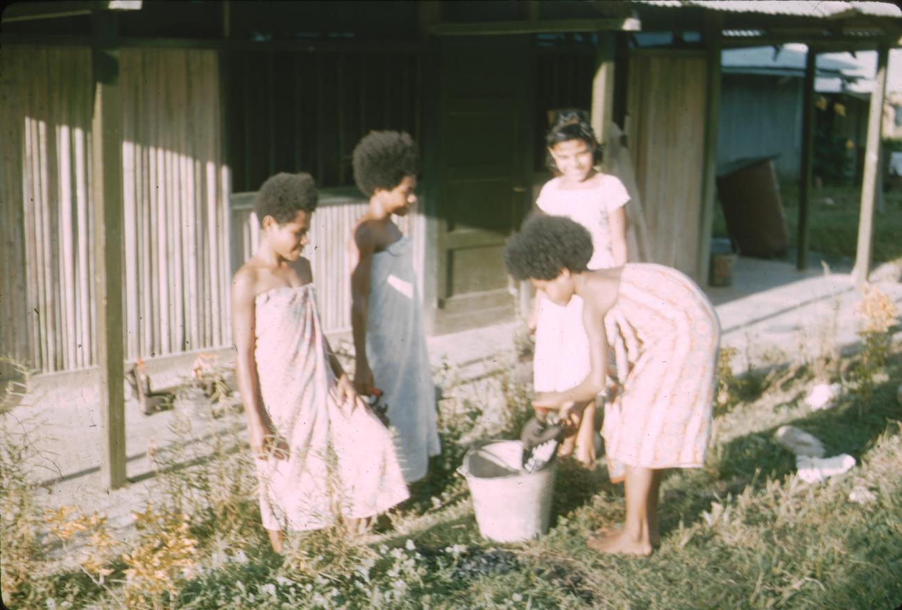 BD/171/197 -
Meisjes vervolgschool, leerlingen aan het schoonmaken.
