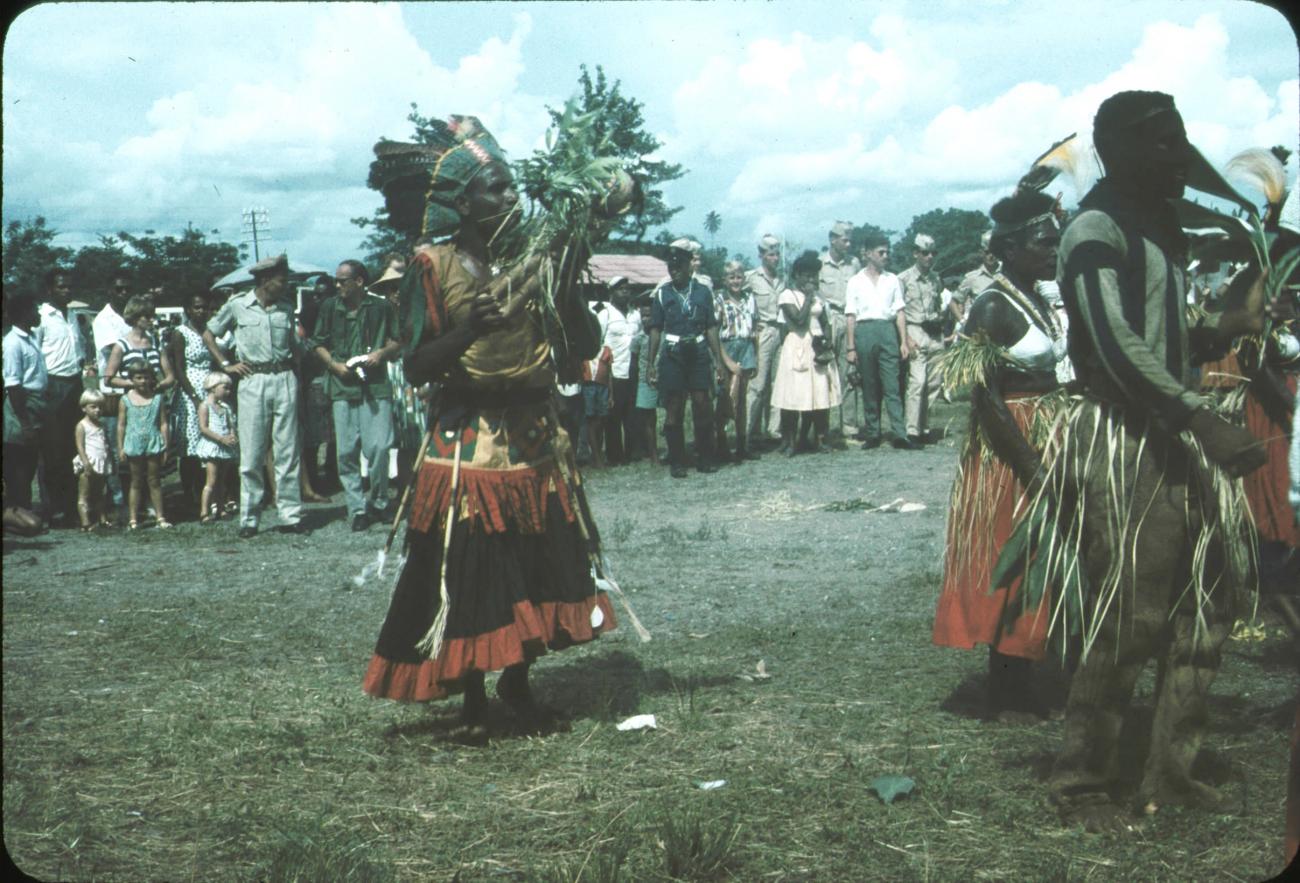 BD/171/21 -
Festiviteit, dansende mannen en vrouwen in traditionele kleding.