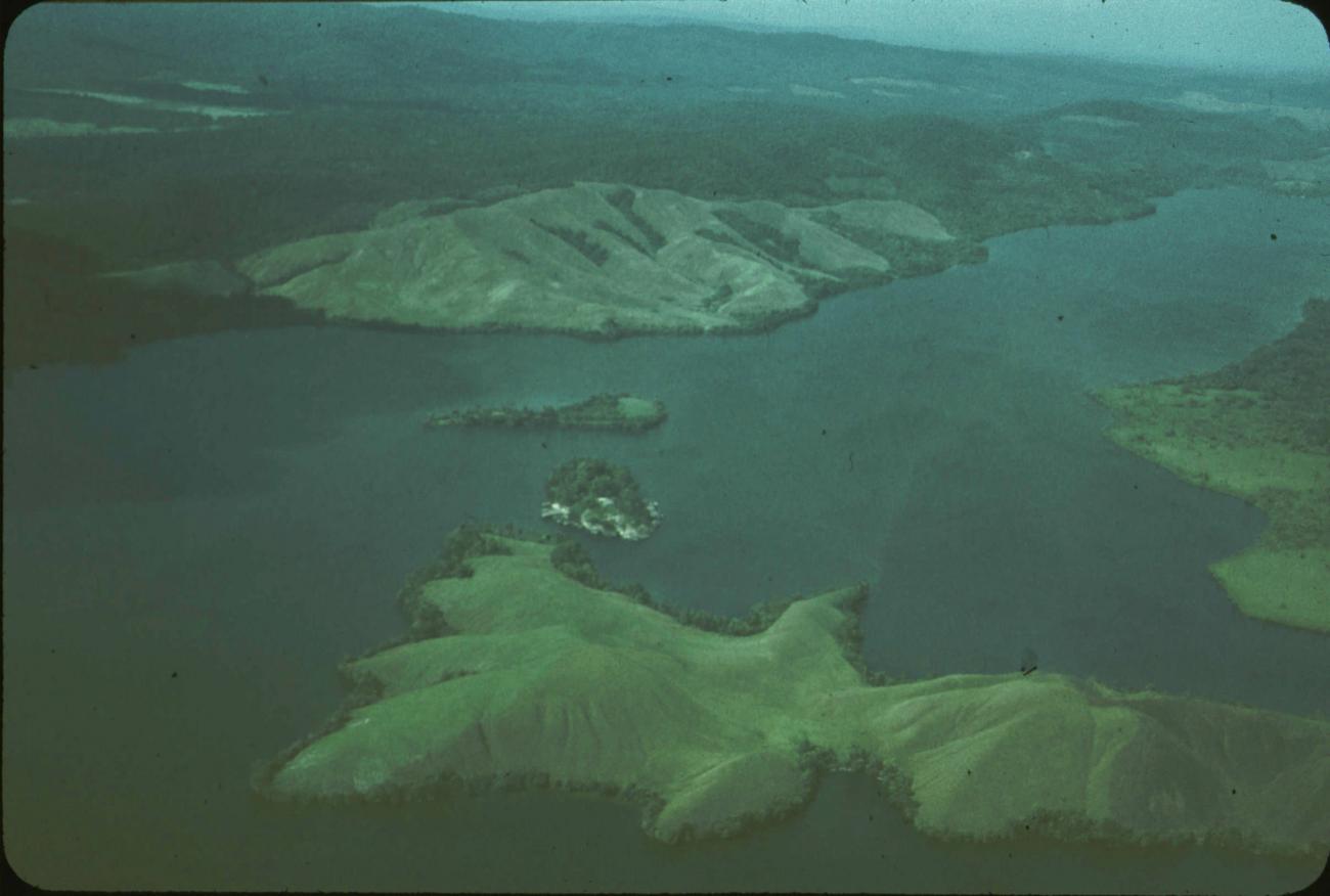 BD/171/229 -
Luchtfoto baai met eilanden.