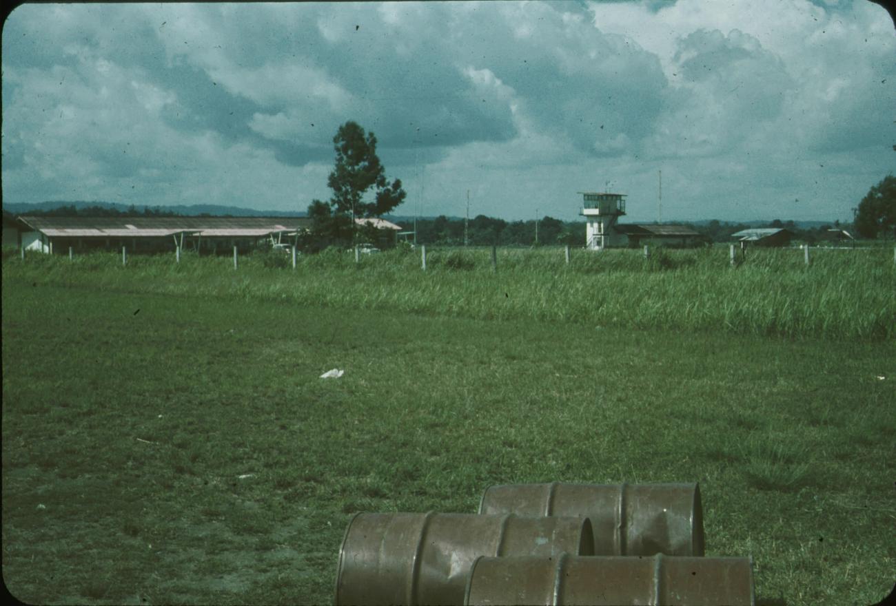 BD/171/232 -
Luchthaven met uitkijktoren.