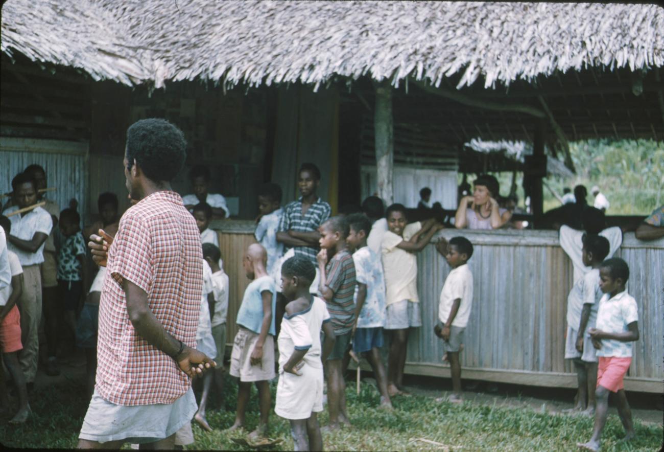 BD/171/23 -
Groep mannen en kinderen die de bamboefluit bespelen.
