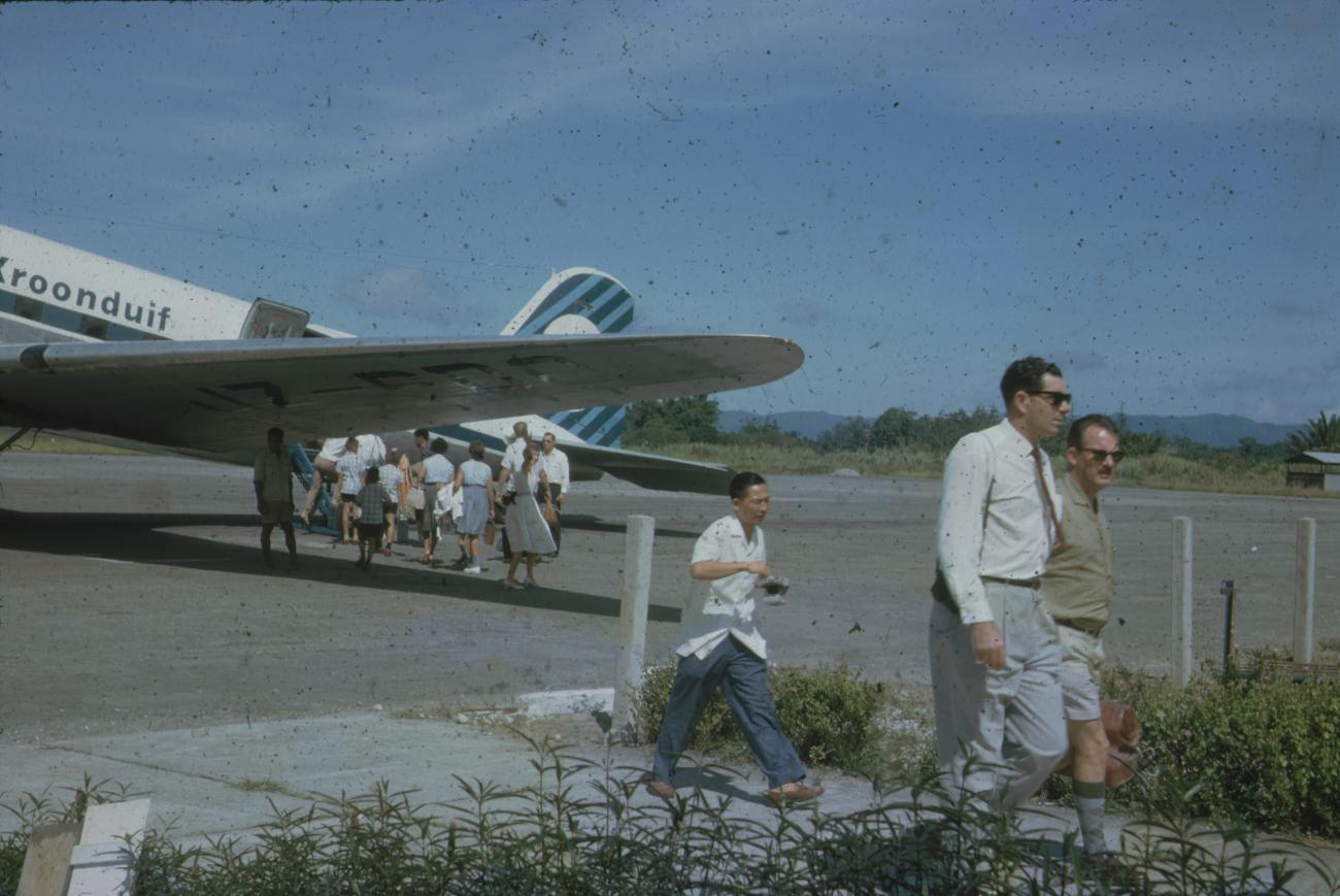 BD/171/242 -
Vliegtuig NNGLM op luchthaven.