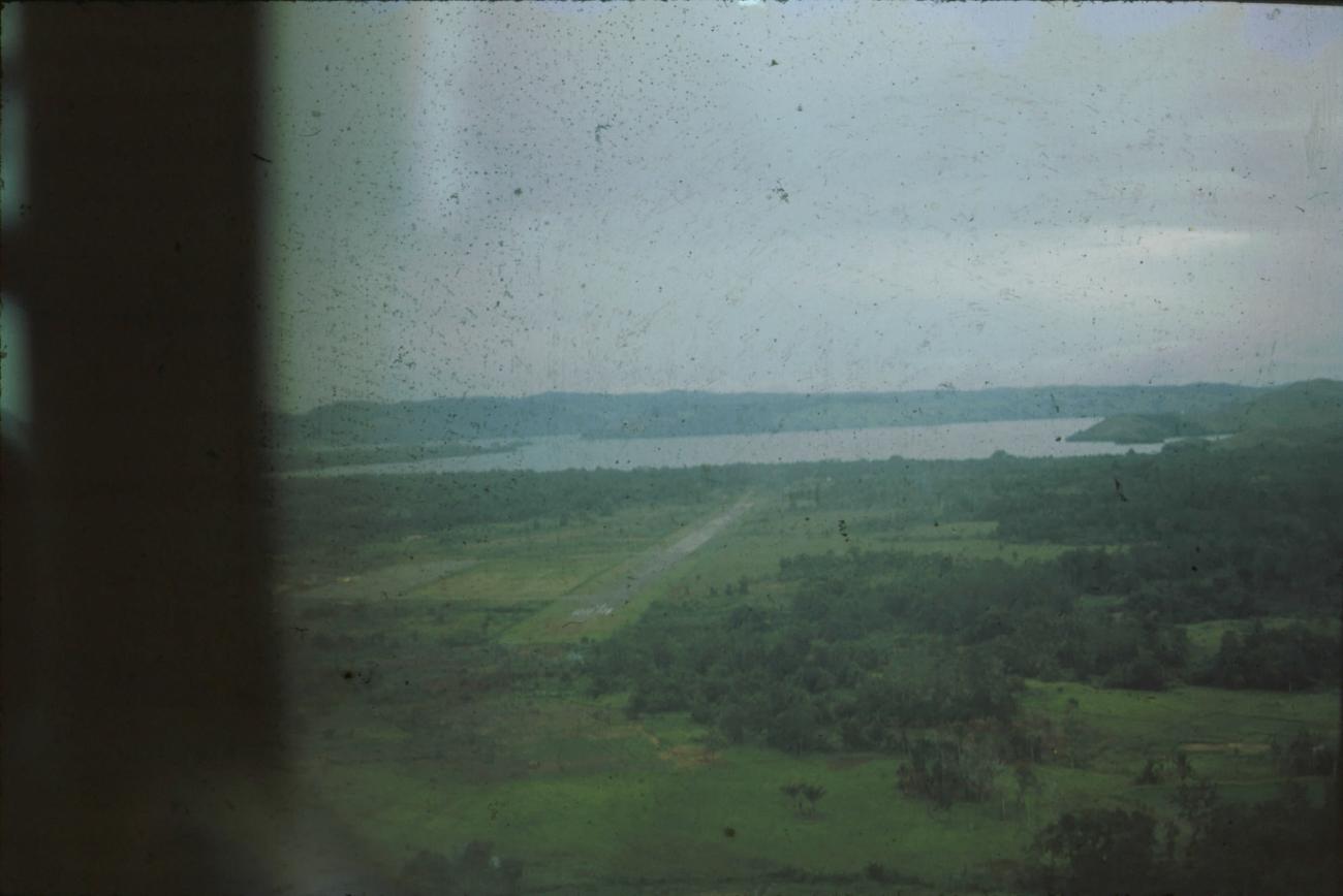 BD/171/245 -
Luchtfoto landingsbaan.